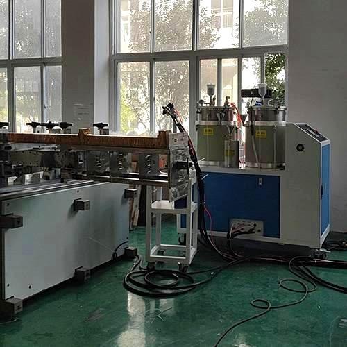 永盈会拉挤注胶机现场调试中